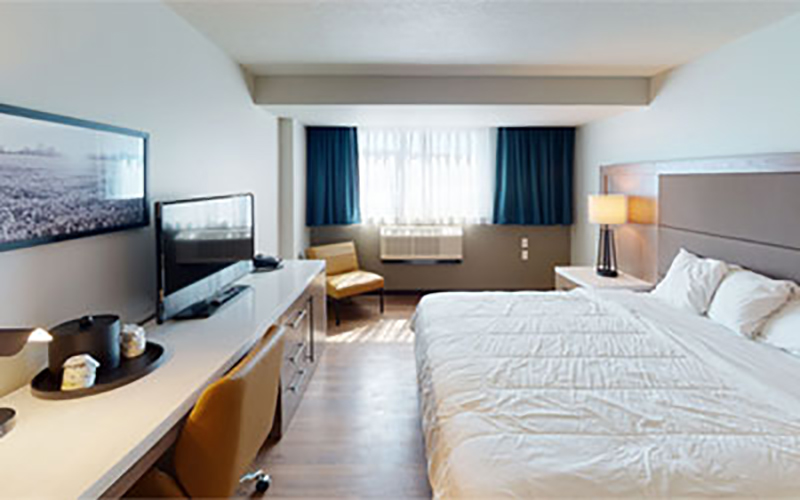 King bed hotel room at Meskwaki Casino
